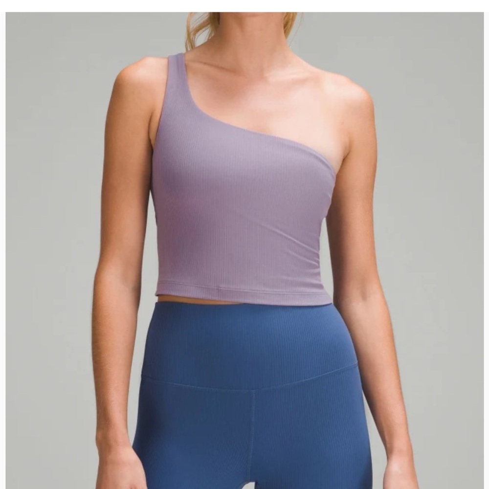 EUC Lululemon Ribbed Nulu Asymmetrical Yoga tank top.
Purple Ash. Size 4